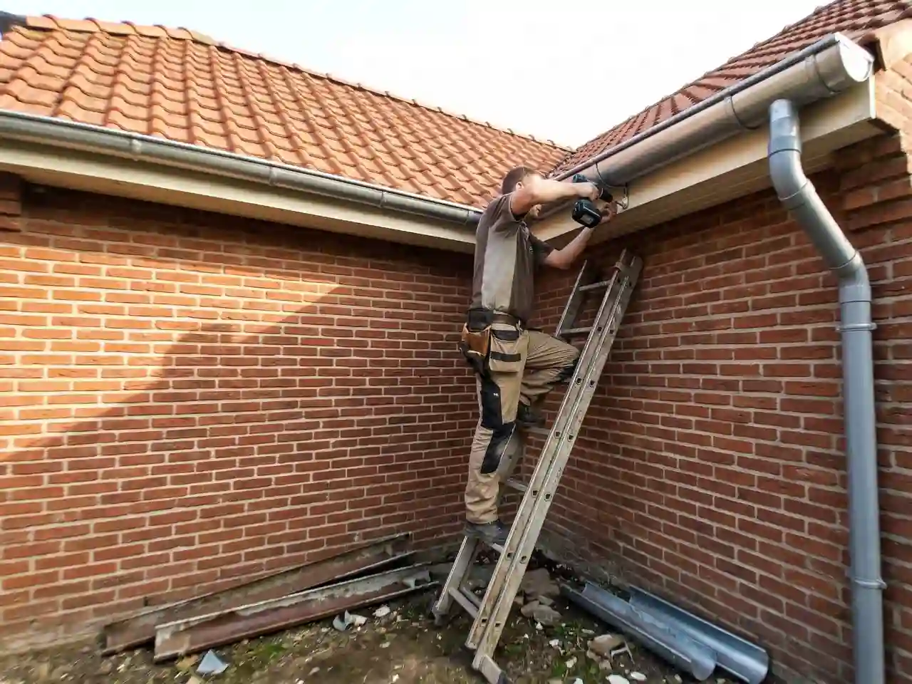Pose de gouttières zinc adaptée au climat marin de Berck